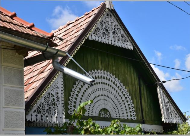 Kalotaszegi faragott oromzat